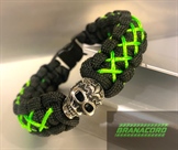Paracord-Armband mit silbernem Totenkopf...