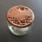 Weckglas mit Blumenkranz-Schnitzerei