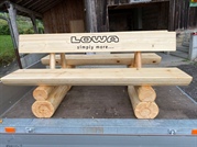 Sitzbank aus Bretter oder Rundholz